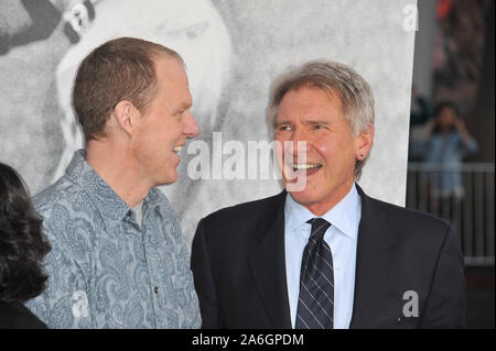 LOS ANGELES, CA. Aprile 09, 2013: Harrison Ford (a destra) & writer/regista Brian Helgeland presso il Los Angeles premiere del loro nuovo film '42: la storia vera di una leggenda americana" presso il Teatro Cinese, Hollywood. © 2013 Paul Smith / Featureflash Foto Stock