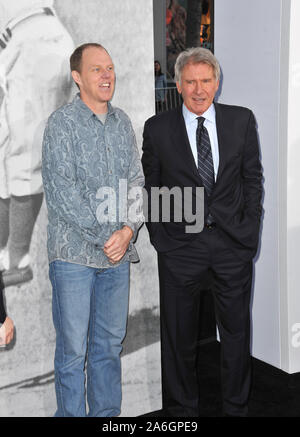 LOS ANGELES, CA. Aprile 09, 2013: Harrison Ford (a destra) & writer/regista Brian Helgeland presso il Los Angeles premiere del loro nuovo film '42: la storia vera di una leggenda americana" presso il Teatro Cinese, Hollywood. © 2013 Paul Smith / Featureflash Foto Stock