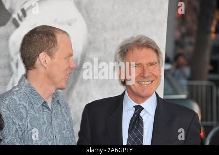 LOS ANGELES, CA. Aprile 09, 2013: Harrison Ford (a destra) & writer/regista Brian Helgeland presso il Los Angeles premiere del loro nuovo film '42: la storia vera di una leggenda americana" presso il Teatro Cinese, Hollywood. © 2013 Paul Smith / Featureflash Foto Stock