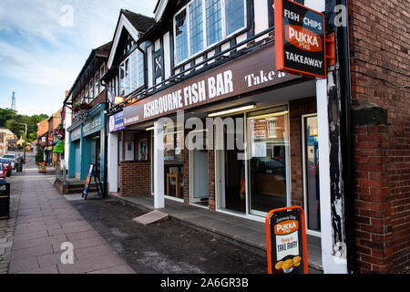 Un gustoso il tradizionale pesce e chip shop di Ashbourne high street, che serve una varietà di cibi che includono spiedini di pollo e torta e mash Foto Stock