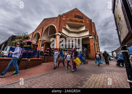 Gli amanti dello shopping a piedi al di fuori del Intu Potteries Shopping Centre in Hanley city centre Foto Stock