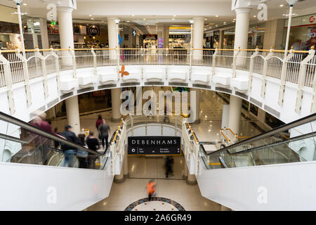 I clienti, people shopping in Intu Potteries Shopping Centre in Hanley Foto Stock