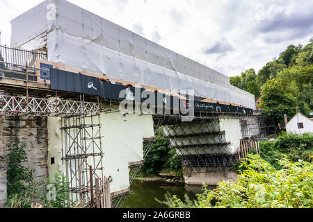 Il famoso punto di riferimento di Ironbridge sotto il rinnovamento, la costruzione, all'edilizia e lavori di manutenzione in Shropshire Foto Stock