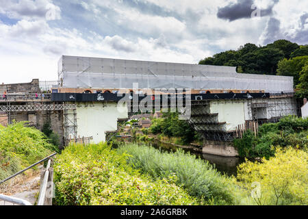 Il famoso punto di riferimento di Ironbridge sotto il rinnovamento, la costruzione, all'edilizia e lavori di manutenzione in Shropshire Foto Stock