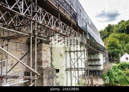 Il famoso punto di riferimento di Ironbridge sotto il rinnovamento, la costruzione, all'edilizia e lavori di manutenzione in Shropshire Foto Stock