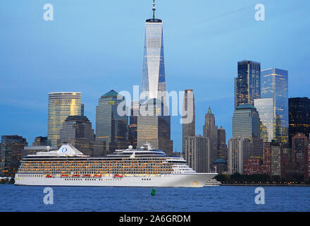 Oceania Cruises Riviera nel porto di New York passando skyline di Manhattan con One World Trade Center, AKA "Freedom Tower' sopra. Foto Stock