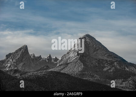 In bianco e nero il picco di montagna " Watzmann' in Bayern - Germania con cielo blu Foto Stock