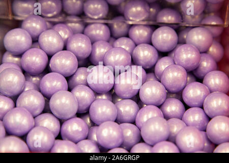 Disco rotondo malva sgusciate o viola caramelle colorate Foto Stock