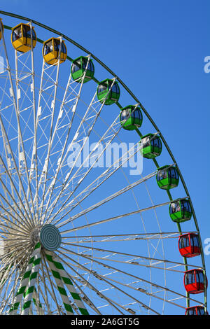 Guardando verso l'alto la grande ruota panoramica Ferris, Skygazer, che domina il North Carolina State Fair in Raleigh. Foto Stock