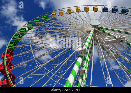 Guardando verso l'alto la grande ruota panoramica Ferris, Skygazer, che domina il North Carolina State Fair in Raleigh. Foto Stock