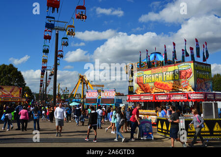 Guardando verso il basso del Midway presso la North Carolina State Fair in Raleigh. Foto Stock