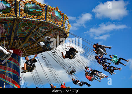 In prossimità della fiera di filatura frequentatori sull'onda Swinger presso la North Carolina State Fair in Raleigh. Foto Stock