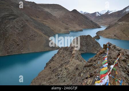 La Simila passano sopra il serbatoio Manla Gyantse County nella regione autonoma del Tibet, è situato a 4.200 m sopra il livello del mare. Foto Stock