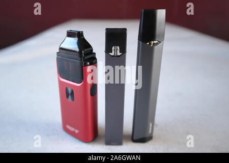 3 diversi tipi di penna vape sigaretta elettronica dispositivi juul, aspirano breeze, smok infinix, la foto del prodotto isolato Foto Stock