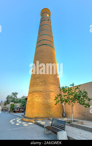 Djuma minareto della moschea di Khiva, Uzbekistan. Il minareto è di 33 metri di altezza che è fisicamente collegato al lato nord della sala di preghiera. Foto Stock