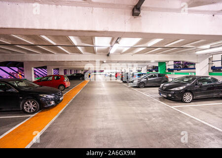 Multipiano parcheggio auto in garage per la Intu Potteries Shopping Centre, Precinct, centro commerciale nel centro della città