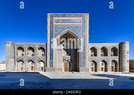 Abdullah Khan madrasa vanta la perfettamente decorato cortile con le mattonelle blu traceries sulle pareti a Bukhara, Uzbekistan. Foto Stock