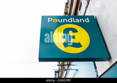 Il Poundland Store su main high street, il centro città di Hanley, affare sconto Negozio vendita prodotti a basso costo e per la famiglia essentials Foto Stock