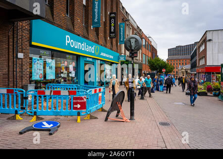 Il Poundland Store su main high street, il centro città di Hanley, affare sconto Negozio vendita prodotti a basso costo e per la famiglia essentials Foto Stock