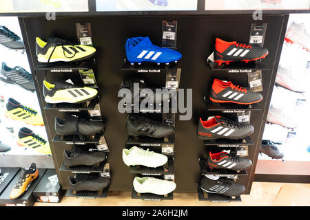 Una selezione di Adidas scarpe da calcio in vendita su sport in diretta Stoke on Trent Foto Stock