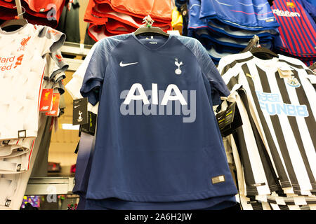 Tottenham Hotspur football shirt di vendita presso lo sport rivenditore diretto a Stoke on Trent Foto Stock