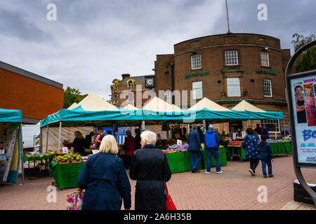 Gli acquirenti che visita la lunga di frutta e verdura in stallo Hanley city centre Foto Stock