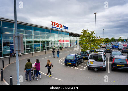 L'enorme, grande Tesco Extra Store sulla gonne di Hanley City Centre, parcheggio vista centrale Foto Stock