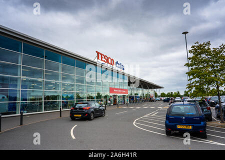 L'enorme, grande Tesco Extra Store sulla gonne di Hanley City Centre, parcheggio vista centrale Foto Stock