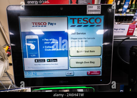 Un self service a Tesco extra store, nessun operatore di cassa, tecnologia Foto Stock