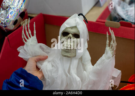 Halloween è in arrivo presto, lo scheletro in tuta a strisce e hat. Halloween è in arrivo presto. Lo scheletro cranio Foto Stock