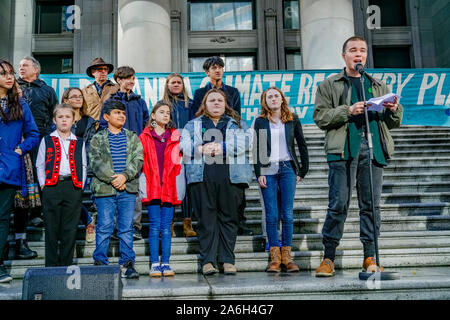 I giovani canadesi carta file querela contro il governo federale per contribuire ai cambiamenti climatici pericolosi, Vancouver, British Columbia, Canada Foto Stock