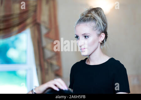 Una bellissima damigella pronto per il grande giorno di nozze in anticipo, felice ma apprensivi Foto Stock