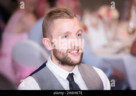 Un bel groom sul suo giorno di nozze si prepara a incontrare la sua sposa Foto Stock