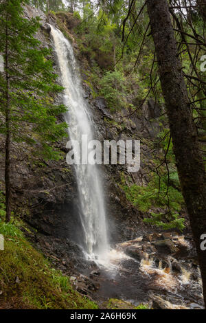 Base di Plodda cascata cade nelle Highlands scozzesi Foto Stock