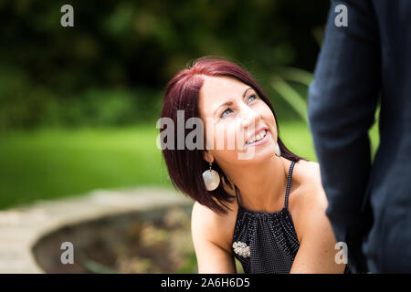 Una bellissima damigella pronto per il grande giorno di nozze in anticipo, felice ma apprensivi Foto Stock