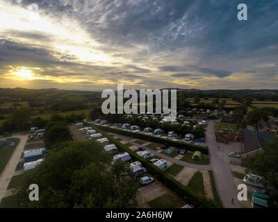 Una foto aerea di Ashbourne all'alba e tramonto in un campeggio nel Derbyshire Peak District National Park, con splendide viste e tempo per la famiglia Foto Stock