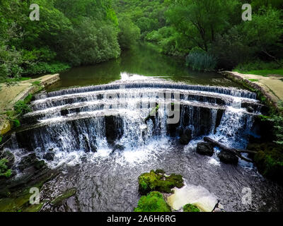 Vista aerea di una piccola cascata in Bakewell, il Derbyshire Peak District National Park, England, Regno Unito Foto Stock