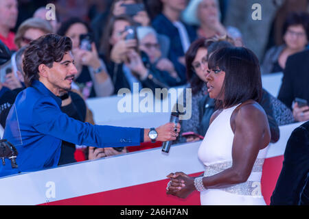 Roma, Italia. 26 ott 2019. Viola Davis e suo marito JuliusTennon sul tappeto rosso del XIV Festival di Roma prima del suo incontro ravvicinato. (Foto di Gennaro Leonardi/Pacific Stampa) Credito: Pacific Press Agency/Alamy Live News Foto Stock