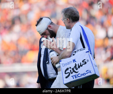 Lecce, Italia. 26 ott 2019. La Juve di Gonzalo Higuain (L) è ferito nel corso di una serie di una partita di calcio tra Lecce e Juventus FC in Lecce, Italia, 26 ottobre, 2019. Credito: Federico Tardito/Xinhua/Alamy Live News Foto Stock