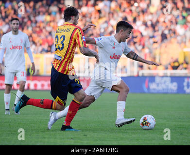 Lecce, Italia. 26 ott 2019. Juventus FC's Paulo Dybala (R) compete nel corso di una serie di una partita di calcio tra Lecce e Juventus FC in Lecce, Italia, 26 ottobre, 2019. Credito: Federico Tardito/Xinhua/Alamy Live News Foto Stock