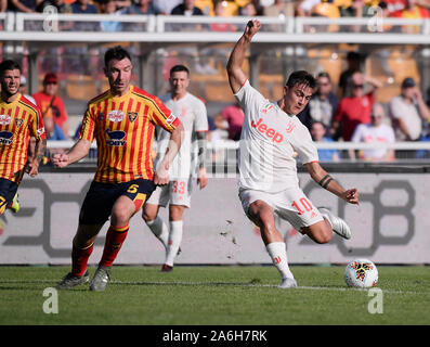 Lecce, Italia. 26 ott 2019. Juventus FC's Paulo Dybala (R) compete nel corso di una serie di una partita di calcio tra Lecce e Juventus FC in Lecce, Italia, 26 ottobre, 2019. Credito: Federico Tardito/Xinhua/Alamy Live News Foto Stock