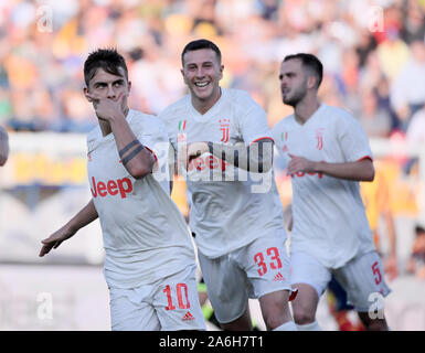 Lecce, Italia. 26 ott 2019. Juventus FC's Paulo Dybala (L) celebra durante una serie di una partita di calcio tra Lecce e Juventus FC in Lecce, Italia, 26 ottobre, 2019. Credito: Federico Tardito/Xinhua/Alamy Live News Foto Stock