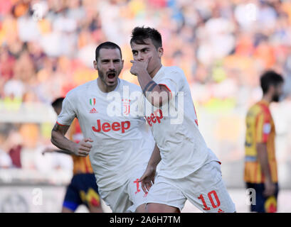 Lecce, Italia. 26 ott 2019. Juventus FC's Paulo Dybala (R) celebra durante una serie di una partita di calcio tra Lecce e Juventus FC in Lecce, Italia, 26 ottobre, 2019. Credito: Federico Tardito/Xinhua/Alamy Live News Foto Stock