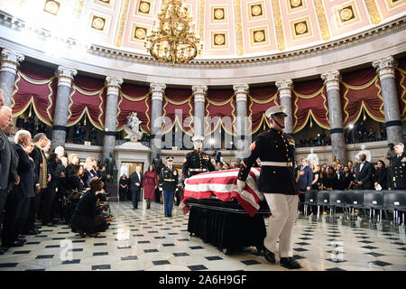 Ottobre 24, 2019, Washington, Distretto di Columbia, Stati Uniti d'America: le persone si radunano per una cerimonia commemorativa per il rappresentante USA Elia Cummings (Democratico del Maryland) nella statuaria nazionale Hall presso il Campidoglio degli Stati Uniti il giovedì 24 ottobre, 2019 a Washington, DC. Il servizio ha preceduto Cummings giacente in stato di fronte alla casa di noi la camera (credito Immagine: © Matt Mcclain/CNP via ZUMA filo) Foto Stock