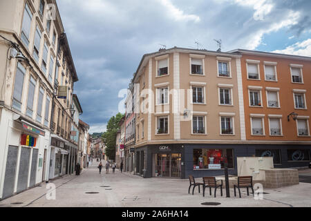 A BOURGOIN JALLIEU, Francia - 15 luglio 2019: Rue de la Liberte, una strada pedonale con la tradizionale architettura francese edifici in un centro commerciale Foto Stock