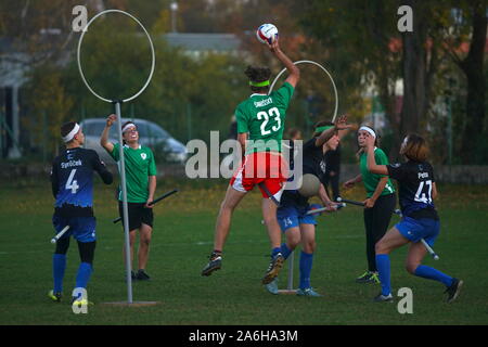 Budejovice, Repubblica Ceca. 26 ott 2019. I giocatori di competere durante un match tra team Brno Banshees e team Praga Pegasus al primo campionato di Quidditch in Budejovice della Repubblica ceca, 26 ottobre, 2019. Quidditch è semi-contatto uno sport basato sul gioco di finzione dal popolare Harry Potter romanzi. Credito: Dana Kesnerova/Xinhua/Alamy Live News Foto Stock