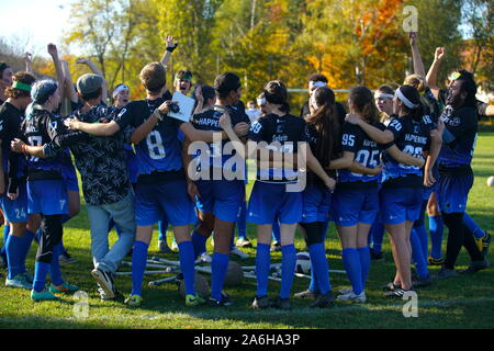 Budejovice, Repubblica Ceca. 26 ott 2019. I giocatori della squadra Praga Pegasus raccogliere prima di una partita al primo campionato di Quidditch in Budejovice della Repubblica ceca, 26 ottobre, 2019. Quidditch è semi-contatto uno sport basato sul gioco di finzione dal popolare Harry Potter romanzi. Credito: Dana Kesnerova/Xinhua/Alamy Live News Foto Stock