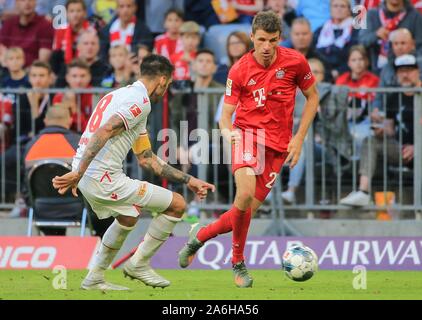 Monaco di Baviera, Germania. 26 ott 2019. Thomas Mueller (R) del Bayern Monaco di Baviera vies con Christopher Trimmel dell Unione Europea Berlino durante un match della Bundesliga tra FC Bayern Monaco e 1.FC Union Berlin a Monaco di Baviera, Germania, il 26 ottobre, 2019. Credito: Philippe Ruiz/Xinhua/Alamy Live News Foto Stock