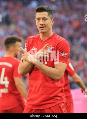 Monaco di Baviera, Germania. 26 ott 2019. Robert Lewandowski del Bayern Monaco celebra la sua rigature durante un match della Bundesliga tra FC Bayern Monaco e 1.FC Union Berlin a Monaco di Baviera, Germania, il 26 ottobre, 2019. Credito: Philippe Ruiz/Xinhua/Alamy Live News Foto Stock