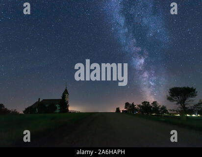 La Via Lattea sulla storica Sion Chiesa luterana e il cimitero vicino a Kyle, Saskatchewan, Canada Foto Stock